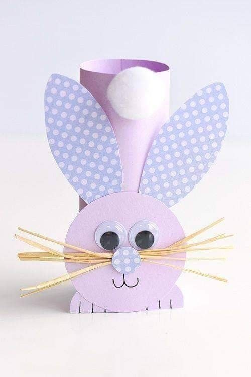 Lapin la tête en bas à partir d'un rouleau de papier WC